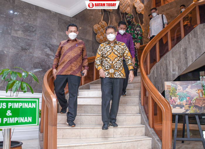Menteri Kesehatan RI, Budi Gunadi Sadikin saat menyambut langsung kedatangan Gubernur Kepri, H. Ansar Ahmad